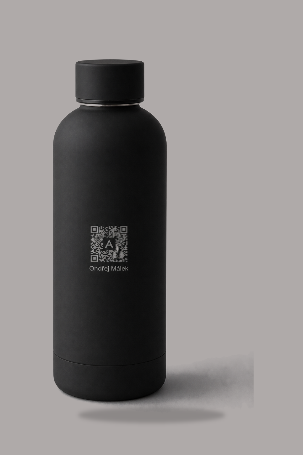 CORE 500 Carbon — zadní strana s dynamickým QR a jménem